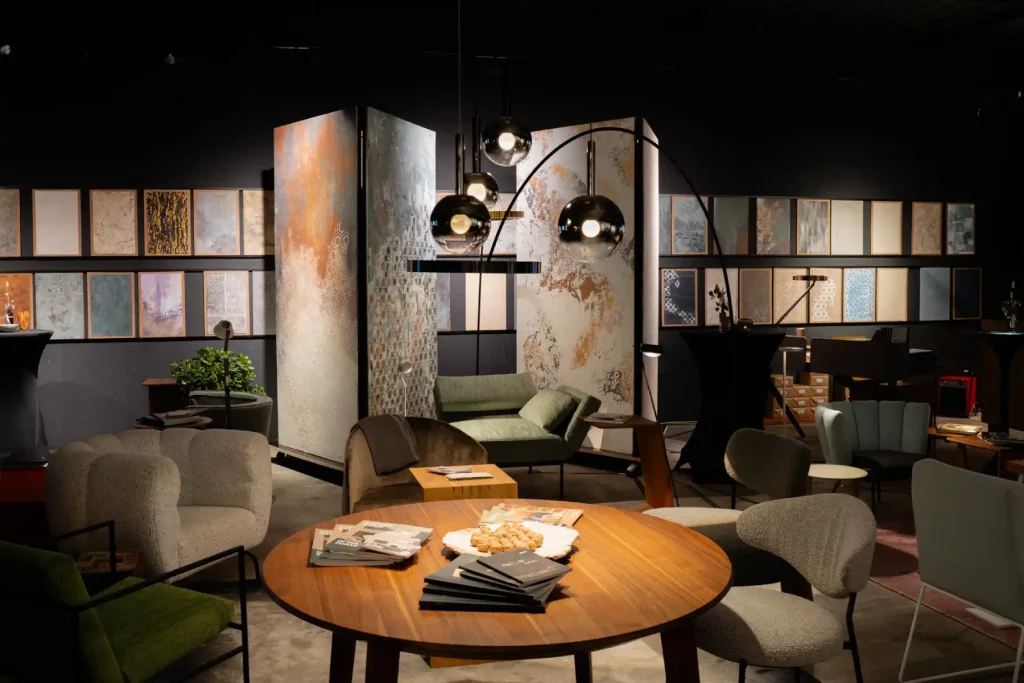 Ausschnitt aus der Wandgalerie mit Lampen, Stühlen und Tischen