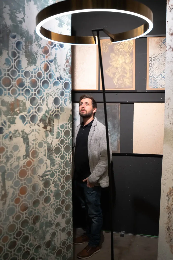 Atmende Wand mit Stehlampe davor