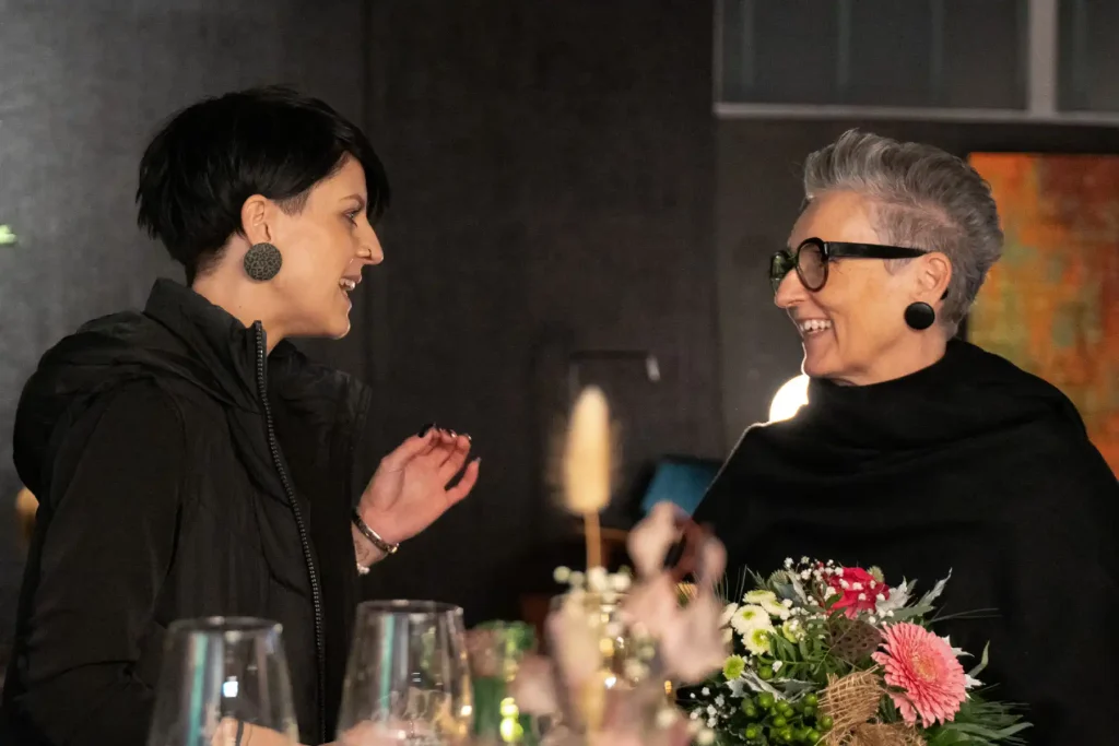 Gespräch zwischen Marlies Herbsthofer und einer Frau