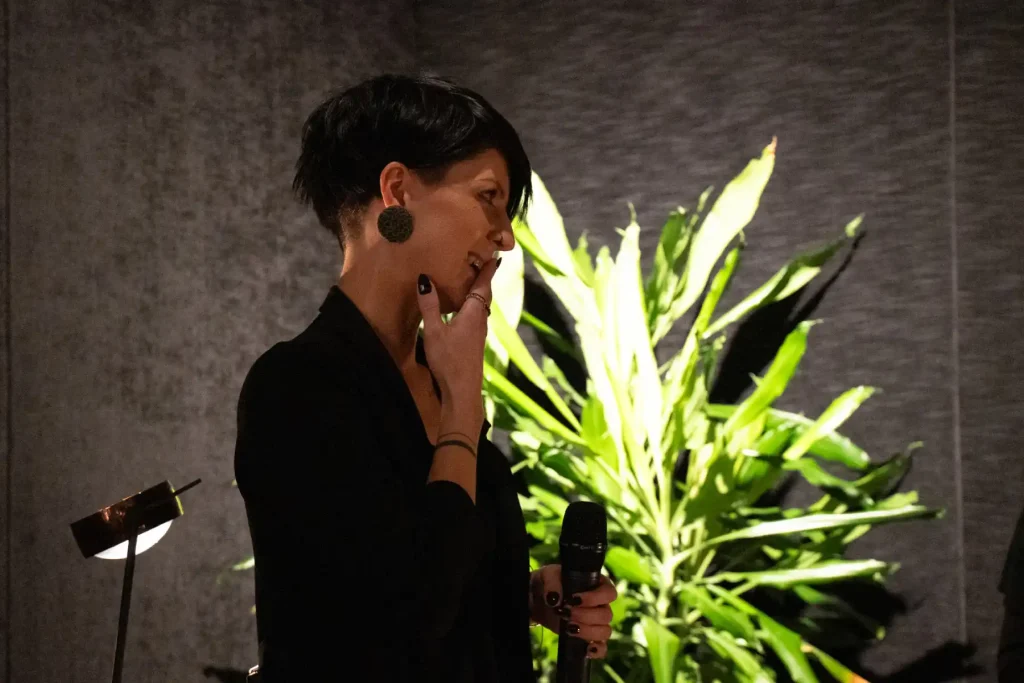 Frau mit Mikrofon in der Hand