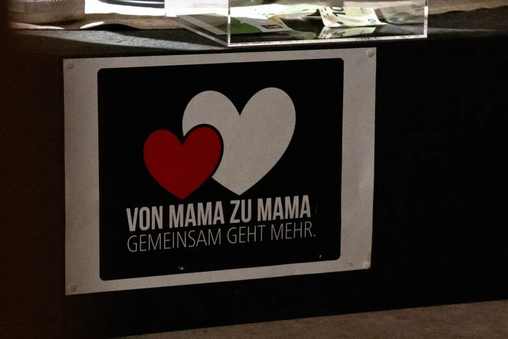 Plakat mit der Aufschrift "Von Mama zu Mama, gemeinsam geht mehr"