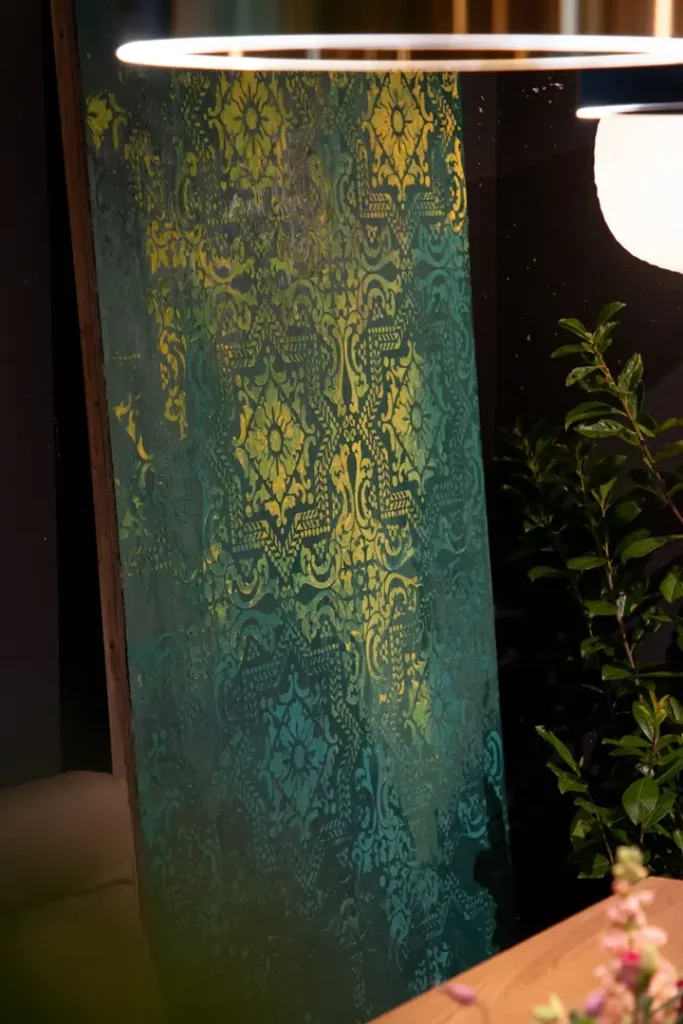 Bild einer grün - gelben atmenden Wand mit Schablonen-Technik 