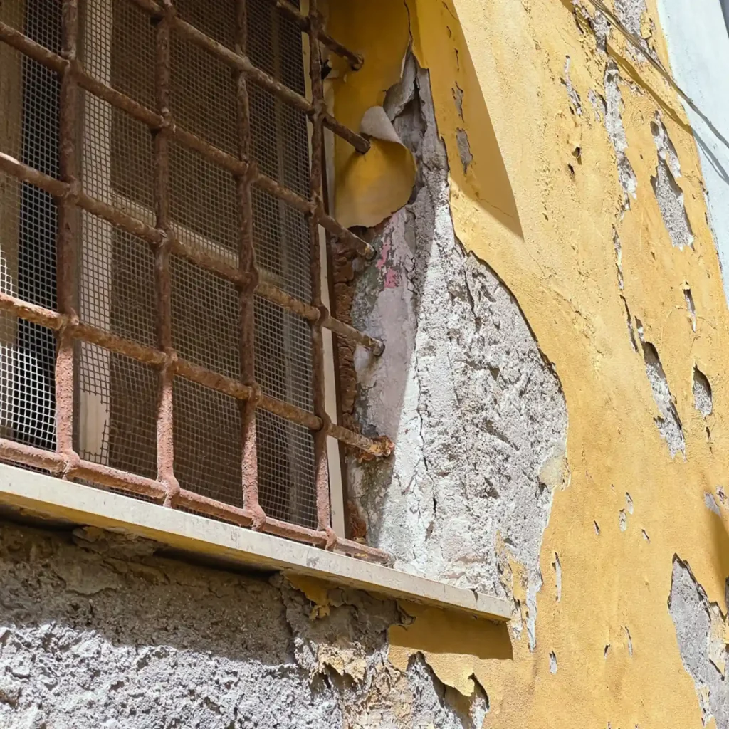 Gelbe Farbe löst sich von der Wand