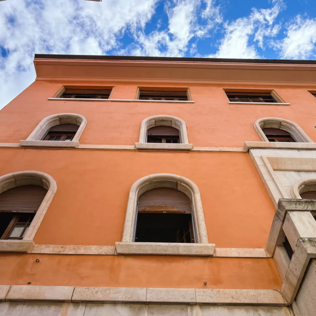 Untere Ansicht eines Gebäudes mit orangener Farbe