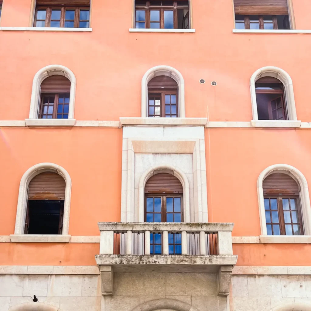 Gebäude mit orangener Fassadenfarbe