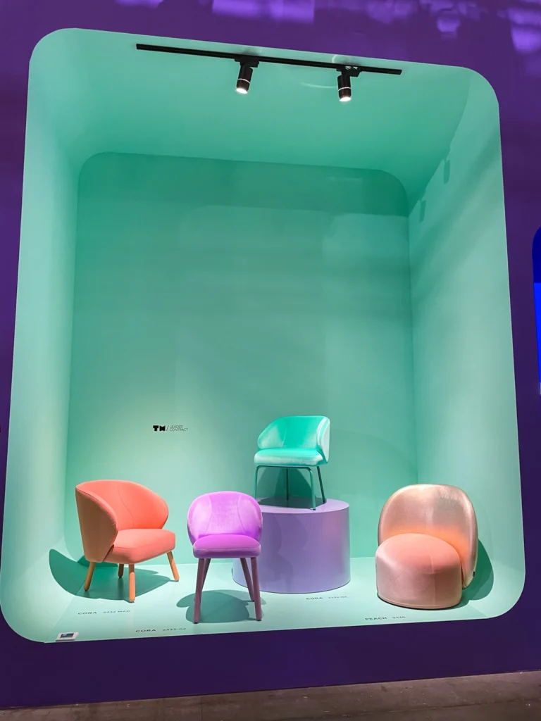 Türkiser Raum mit vier bunten Sesseln