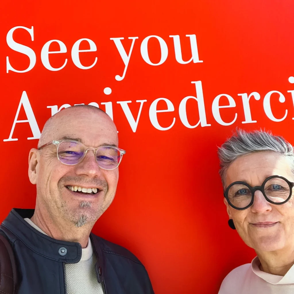 Selfie von Hannes und Marlies Herbsthofer vor roter Wand