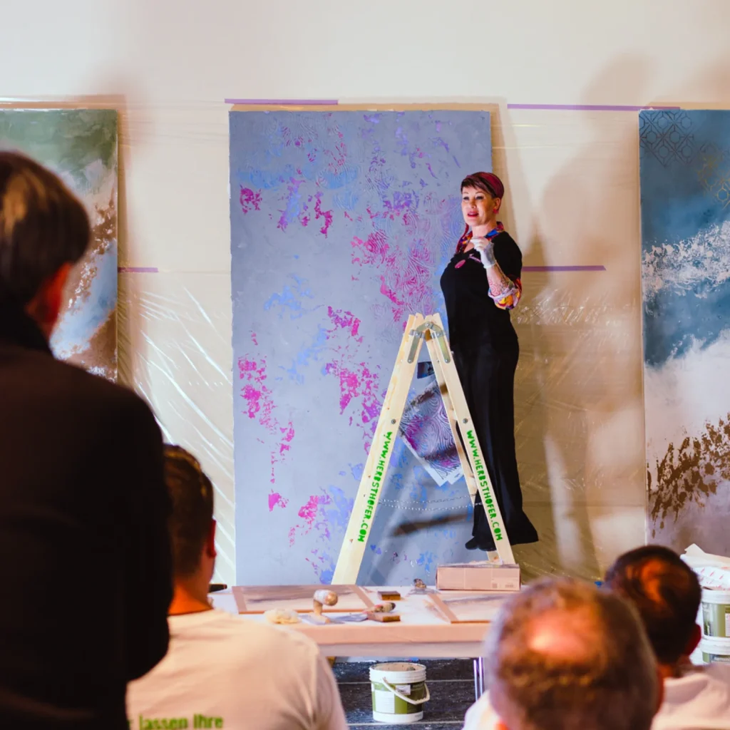 Orsi erklärt vor einer vor einer Platte den nächsten Schritt