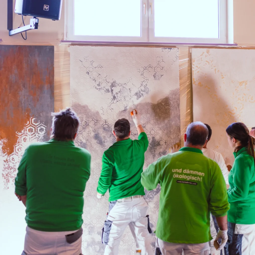 Mitarbeiter lasieren eine Muterplatte