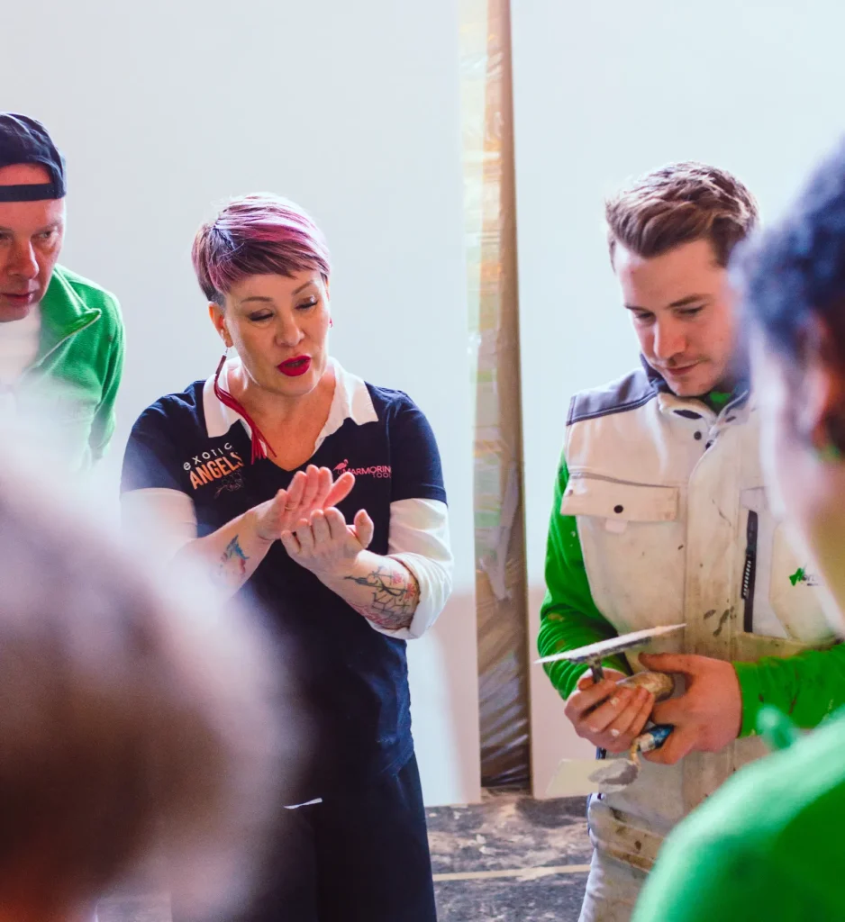 Künstlerin Orsi erklärt den Mitarbeitern etwas