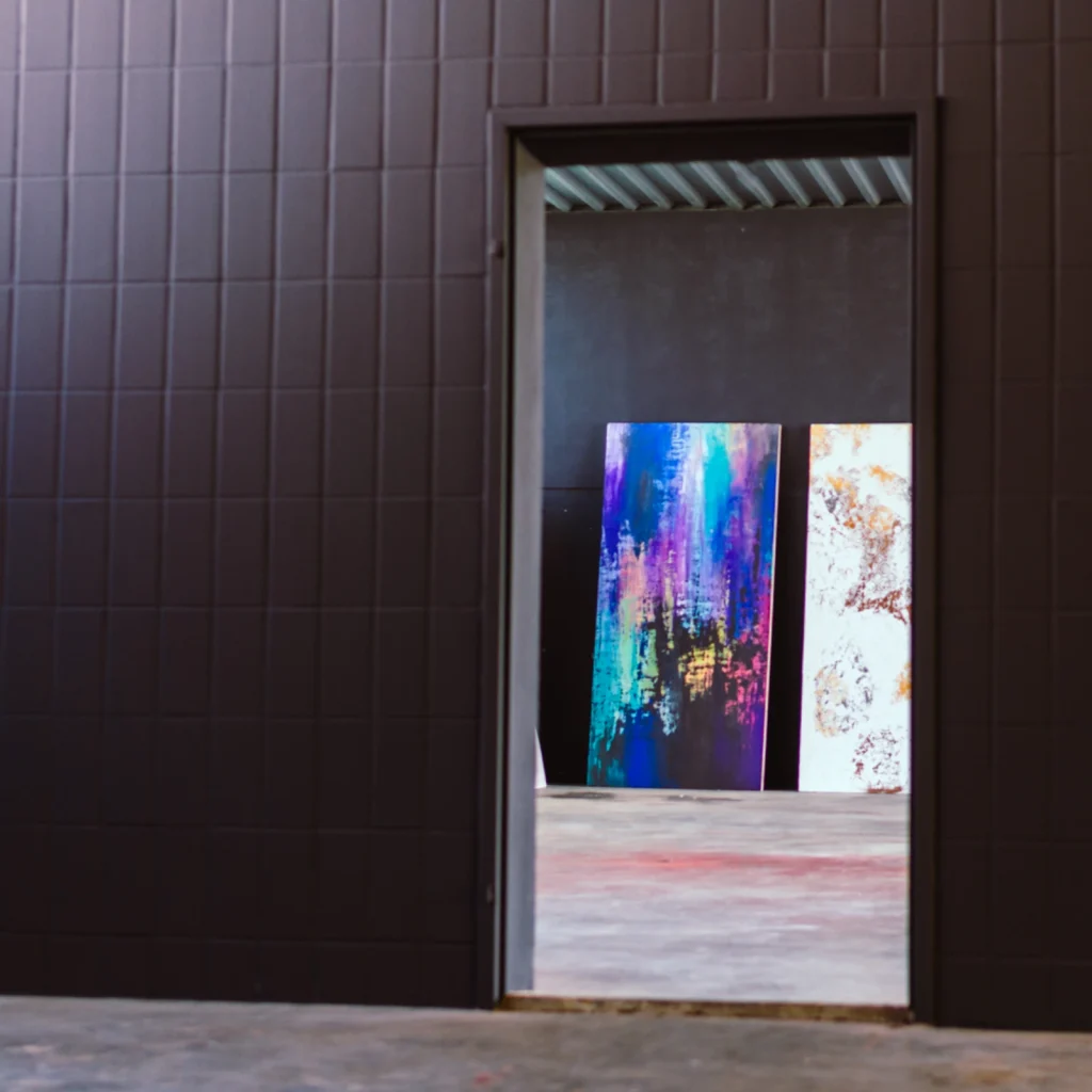 Foto durch eine Tür wo man einen Ausschnitt der verschiedenen atmenden Wände auf Tafeln sieht