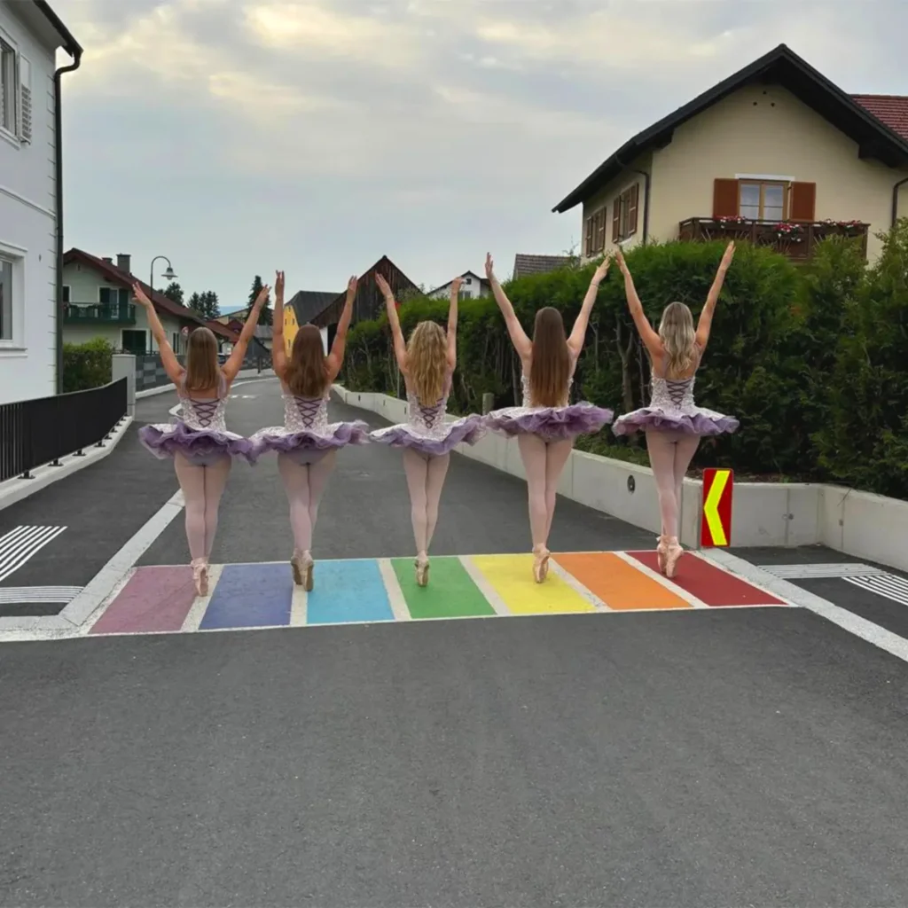 Ballerina auf einen in Regenbogenfarben gefärbten Zebrastreifen