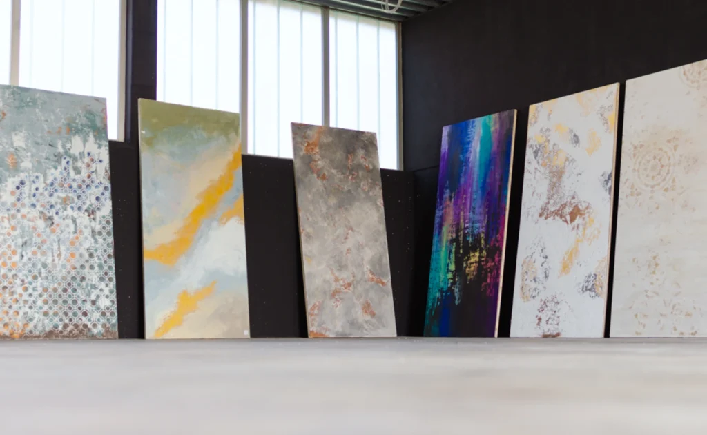 verschiedene atmende Wände auf großen Tafeln an eine Wand gelehnt