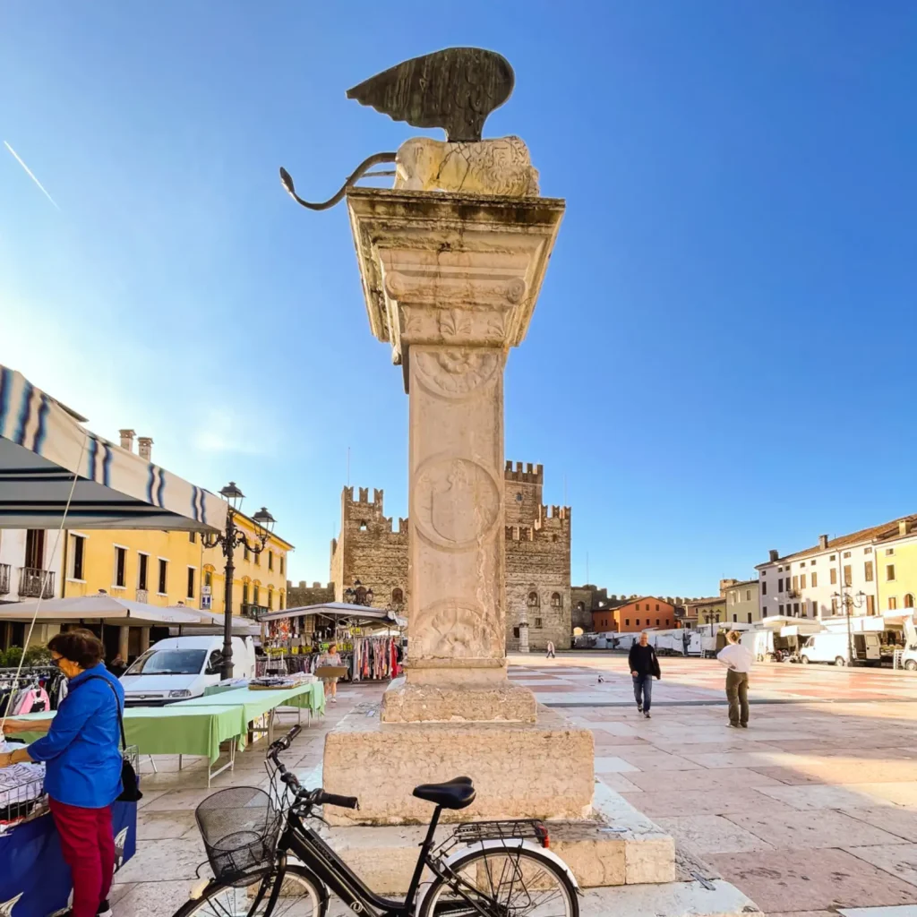 Statue vor der Burg in der Stadt Marostica 