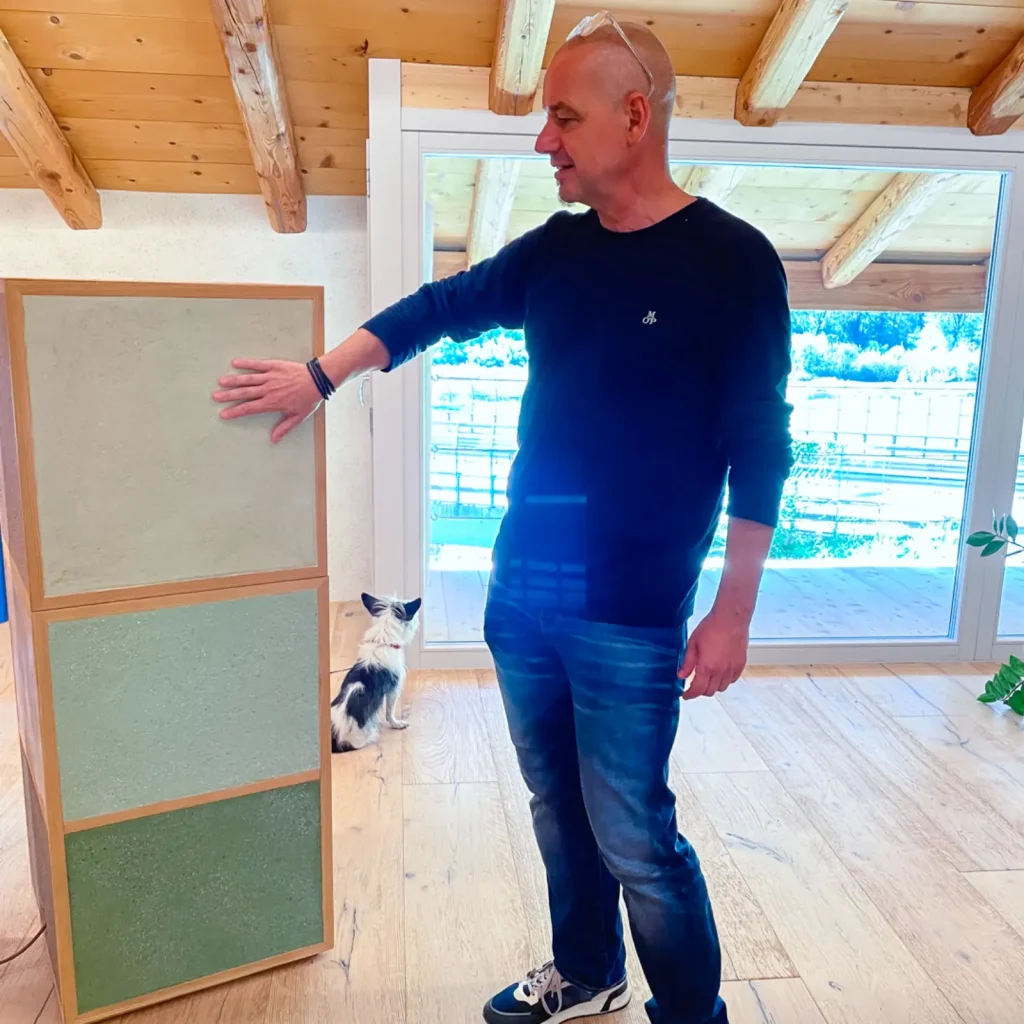 Hannes beim begutachten von Musterplatten