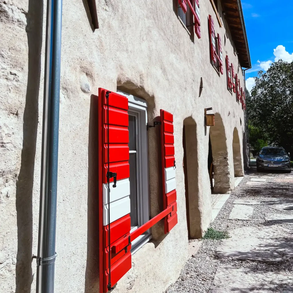 Altes Gebäude mit rote Fensterbalken