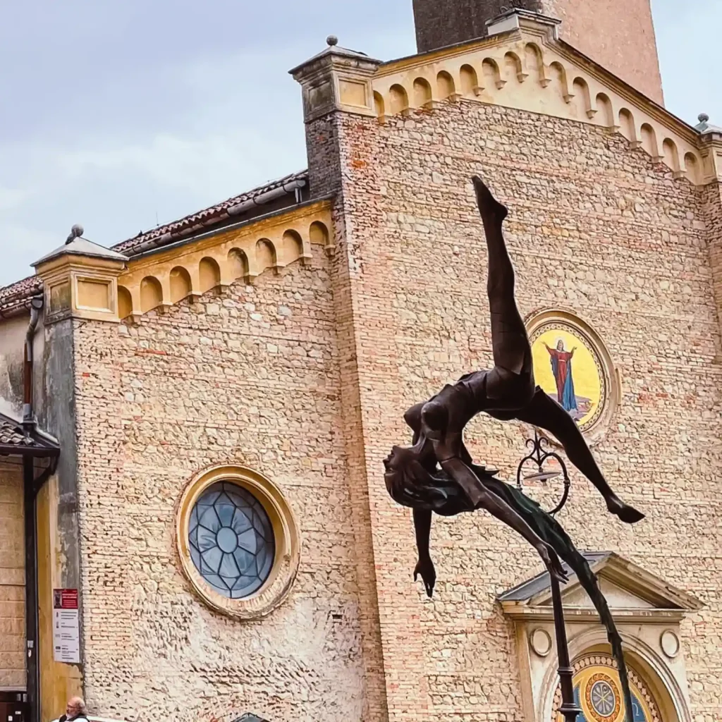 Statue einer Frau in der Stadt Asolo
