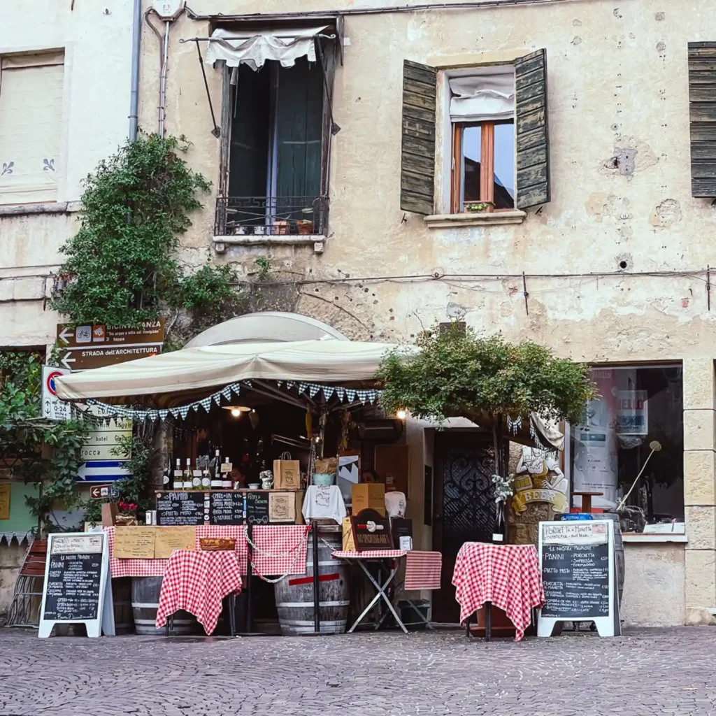 Altes Gebäude in Italien mit Caffe/Restaurant davor